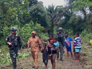 Satgas Yonif 501 Kostrad Jemput Keluarga OPM Kembali ke NKRI