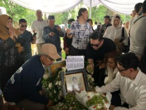 Suasana Pemakaman Titiek Puspa