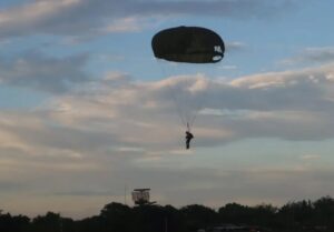 Brigif 3 Kostrad Gelar Latihan Terjun Statik di Lanud Hasanuddin