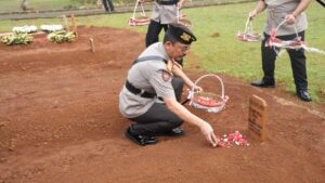 Kakorsabhara Baharkam Polri Tabur Bunga di TMP Bogor