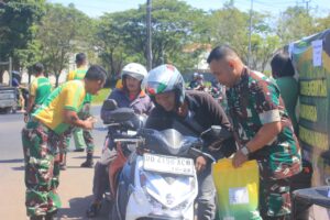 Yonarmed 6 Kostrad Distribusikan beras murah