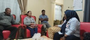 Hakim Irwahidah (berhijab) saat bertemu keluarga korban di Atambua, Kab. Belu