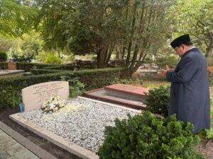 Prabowo Tampak Berdoa di Pusara Mendiang Kakek dan Neneknya