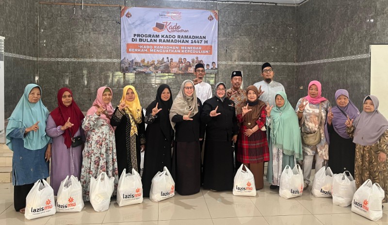 Di Ujung Ramadhan, Kado Sederhana LAZISMU Depok Hadirkan Harapan di Lebaran Keluarga Mustahik