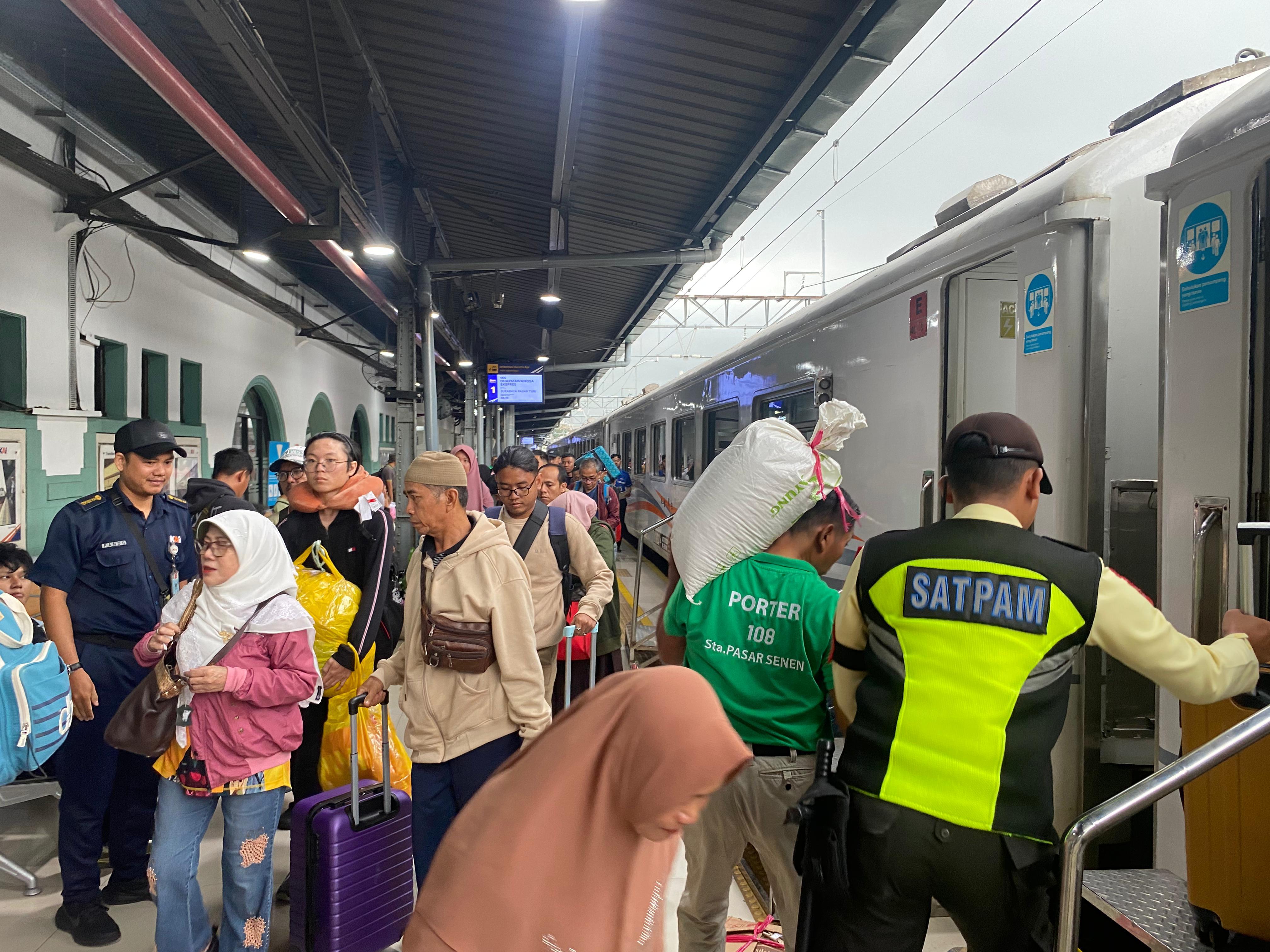 Hingga Hari Ini, Arus Balik Masih Mendominasi Stasiun-stasiun di Jakarta