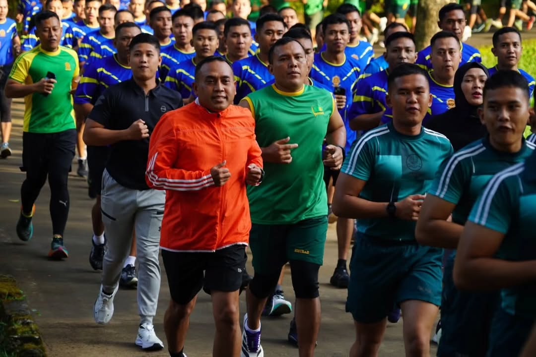 Pangdivif 2 Kostrad Pimpin Lari Bersama Taruna Akmil, Bangun Semangat dan Kebersamaan
