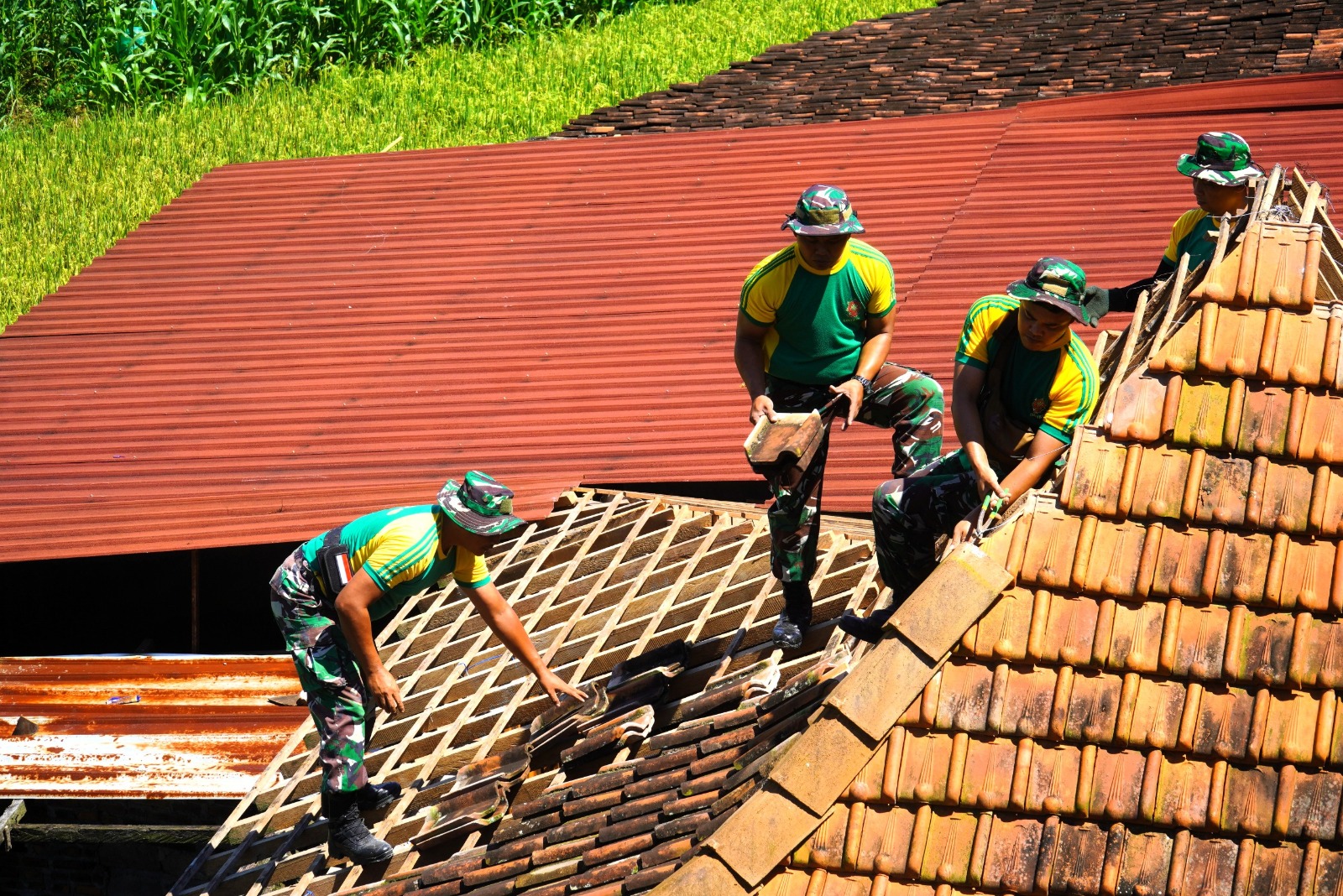 Prajurit Yonarmed 11 Kostrad Karya Bhakti Bangun Ponpes Wong Eling Peringati HUT ke-65 Divif 2 Kostrad