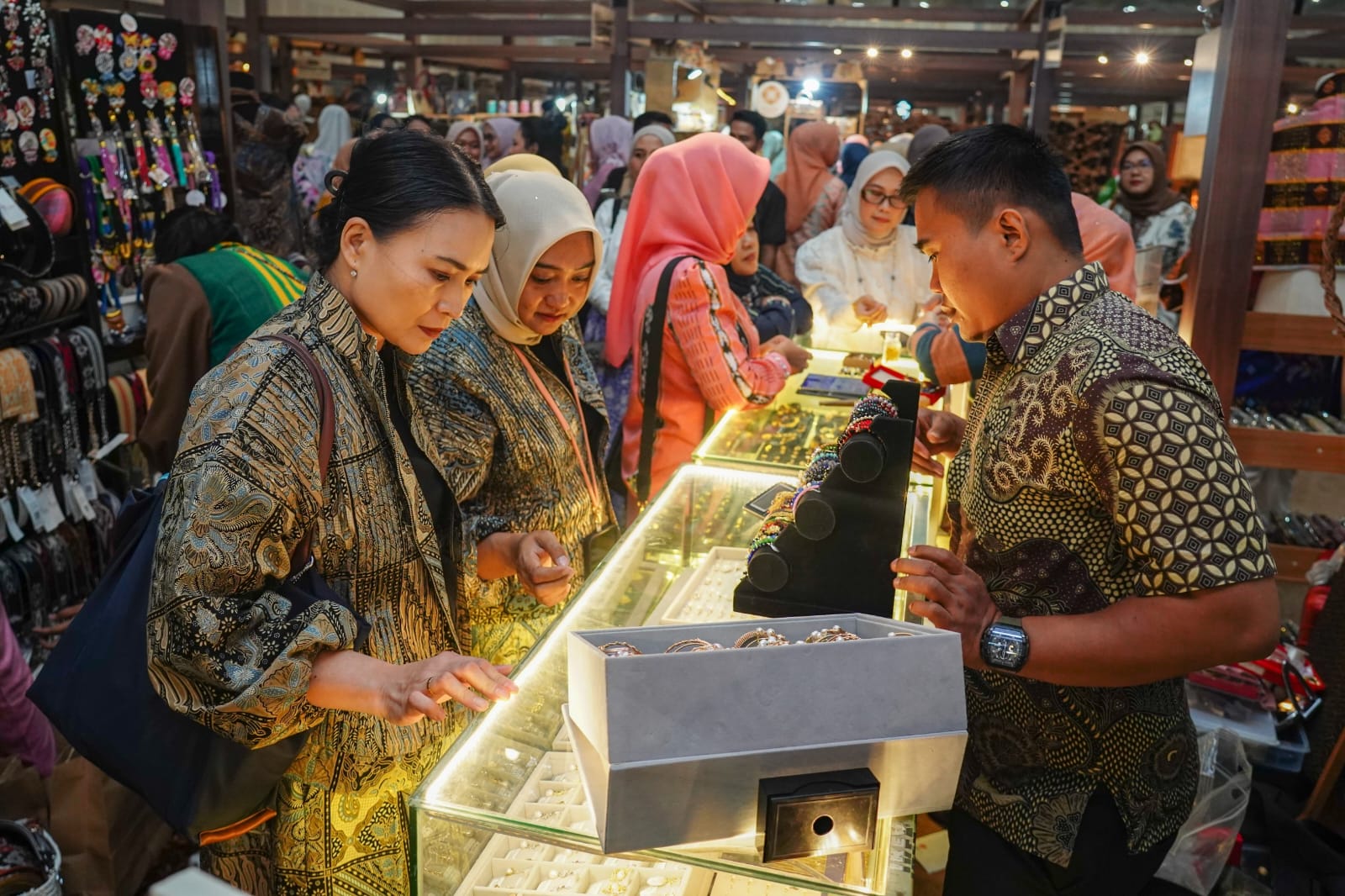 Helsgallery Jadi Magnet Hari Kedua Pameran PERSIT BISA Vol. II, Perhiasan Karya Persit Kostrad Tembus Pasar Dunia