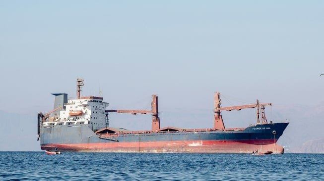 Selat Hormuz Kembali Memanas, Kapal Kargo Milik Korea Selatan Meledak
