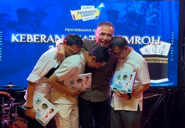 Iwan Bule Laksanakan Nazar, Antar Tiga Bobotoh Terbang Menuju Baitullah