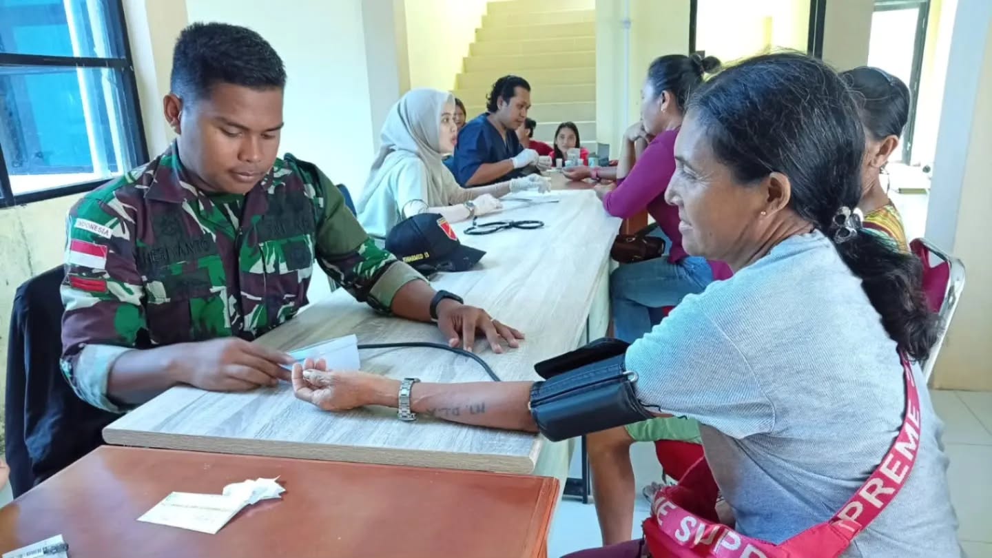 Satgas Pamtas Yonarmed 13 Kostrad Berikan Layanan Kesehatan Gratis bagi Warga Perbatasan