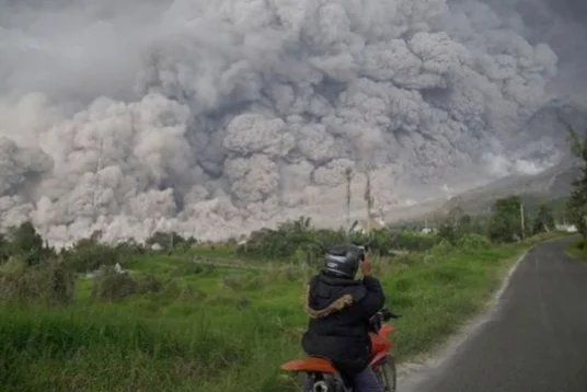 Gunung Sinabung Erupsi, Muntahkan Abu Vulkanik Setinggi 3.500 Meter