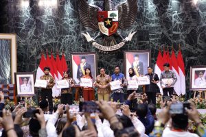 Gubernur Pramono Anung Saat Menerahkan Piala para pmenang AJMHT 2026