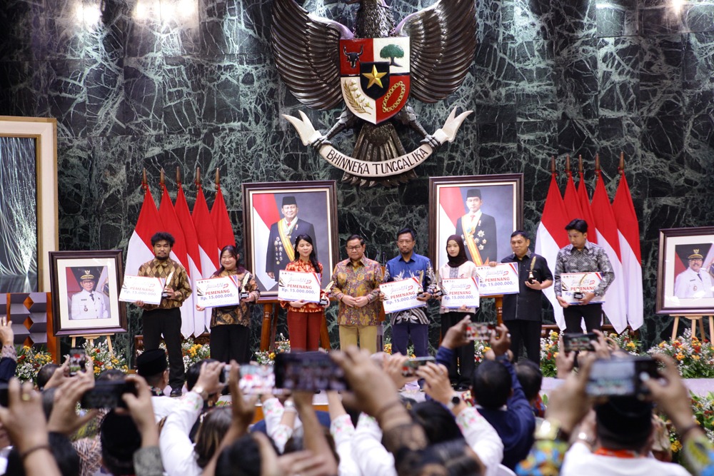 Gubernur Pramono Anung Saat Menerahkan Piala para pmenang AJMHT 2026