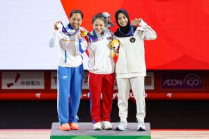 Medali Perunggu Luluk Diana Tri Wijaa dari Cabang Angkat Besi kelas 49Kg