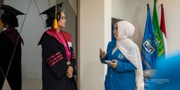 Dr. Ivon Rahmani Sarjana Non Muslim Wisuda S3 Lulusan UIN Syarif Hidayatullah