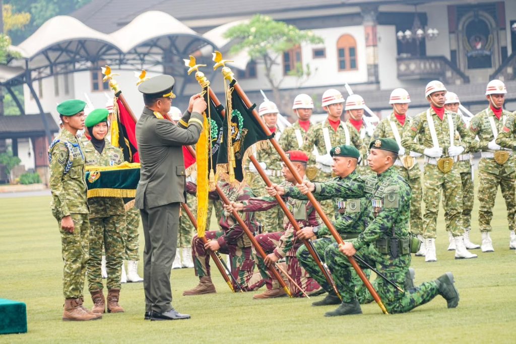 BATALYON TAIPUR KOSTRAD DAN YONIF 502 Terima Tanda Kehormatan