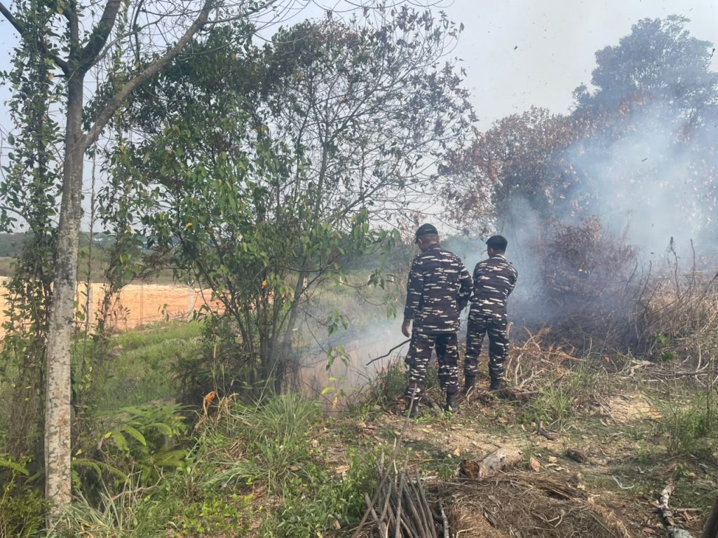Babinpotmar Koderal IV Bersama Warga Berhasil Padamkan Kebakaran Lahan di Sagulung