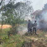 Babinpotmar Koderal IV Bersama Warga Berhasil Padamkan Kebakaran Lahan di Sagulung