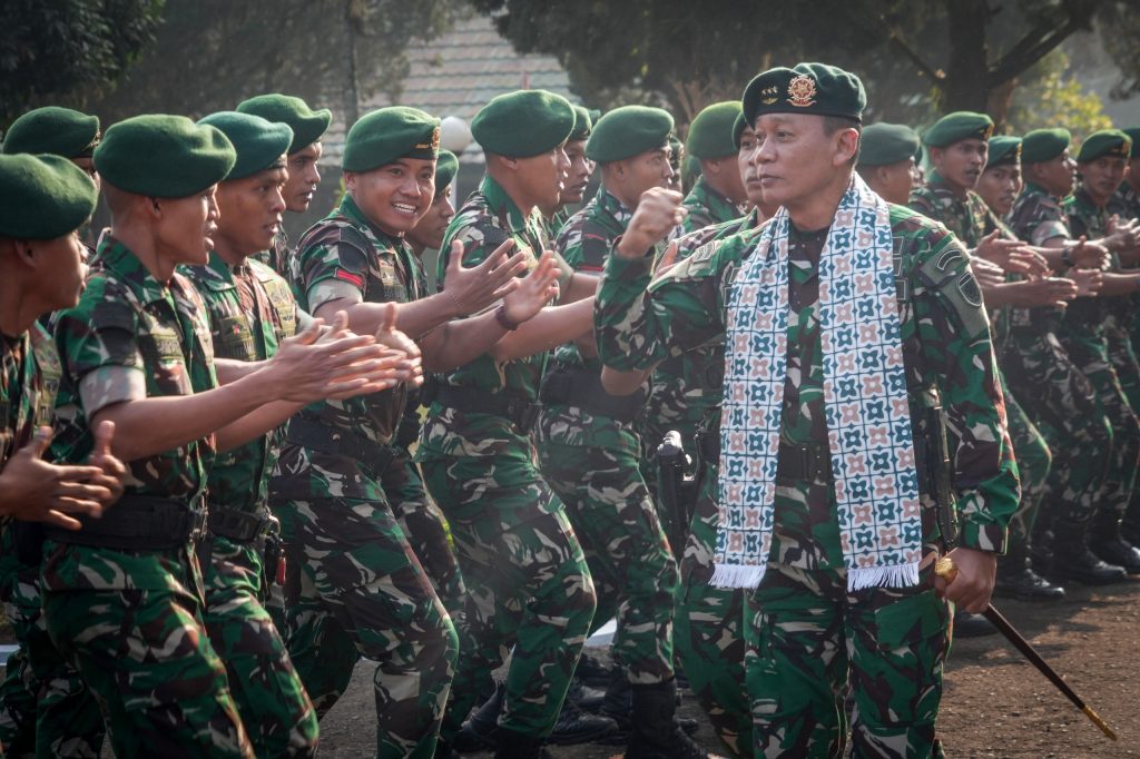 Pangkostrad Tekankan Pembinaan Satuan yang Profesional dan Berkarakter dalam Kunjungan ke Yonif 303 SSM