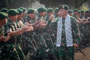 Pangkostrad Tekankan Pembinaan Satuan yang Profesional dan Berkarakter dalam Kunjungan ke Yonif 303 SSM